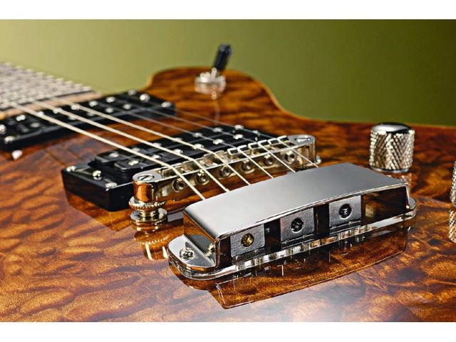Hagstrom Select Super Swede The chunky brass blocks securing the string-ends are an original Swede feature